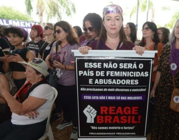 Ato reúne milhares por fim da violência contra a mulher