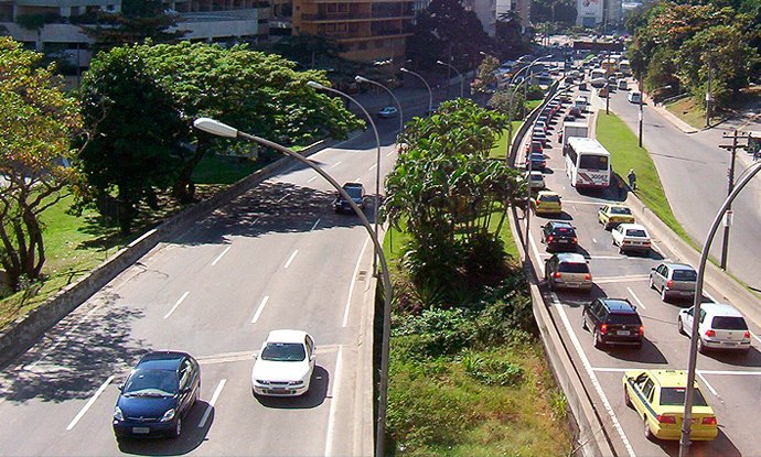 Adesivo não afeta seguro do carro, mas uso do veículo em campanha muda cobertura